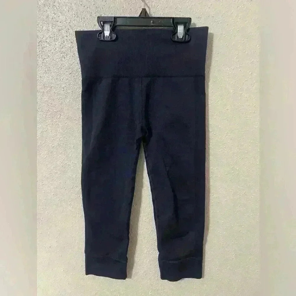 Lululemon Navy Blue Size 2 High Rise Waist, Cuff around Bottom.